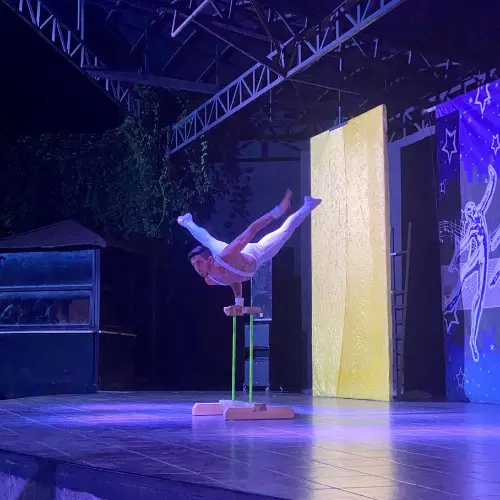 Ballerino e numeri con cerchio aereo ed equilibrio sulle mani